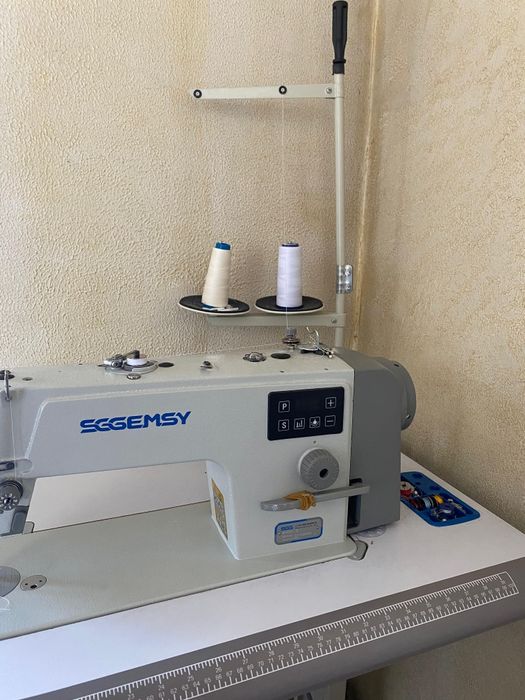 Универсальная швейная машина