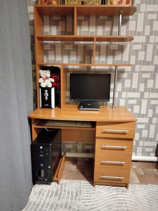 Стол компьютерный и табуретки.