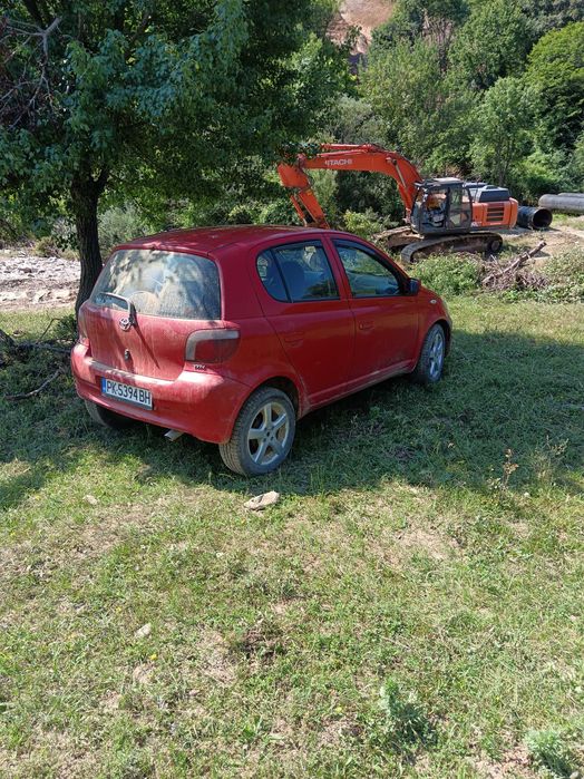 Продавам Тойота Ярис