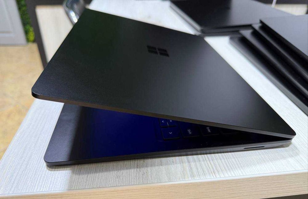 Microsoft Surface Laptop 3 13.5" 2K Sensor Core I7-10 gen 16GB/256GB