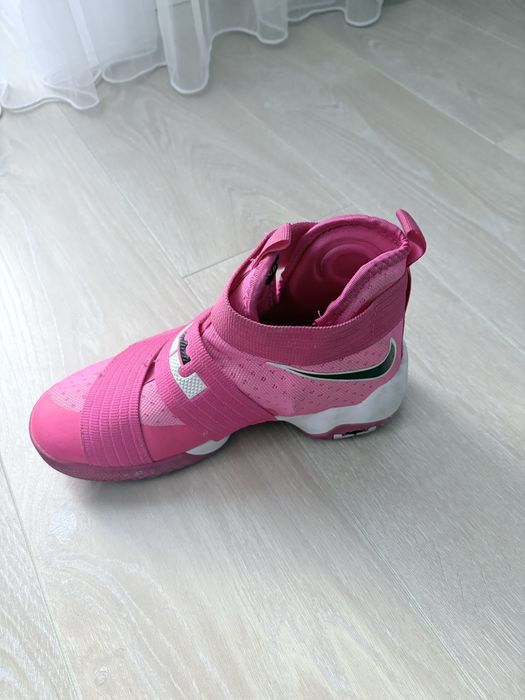 Продам кроссовки Nike