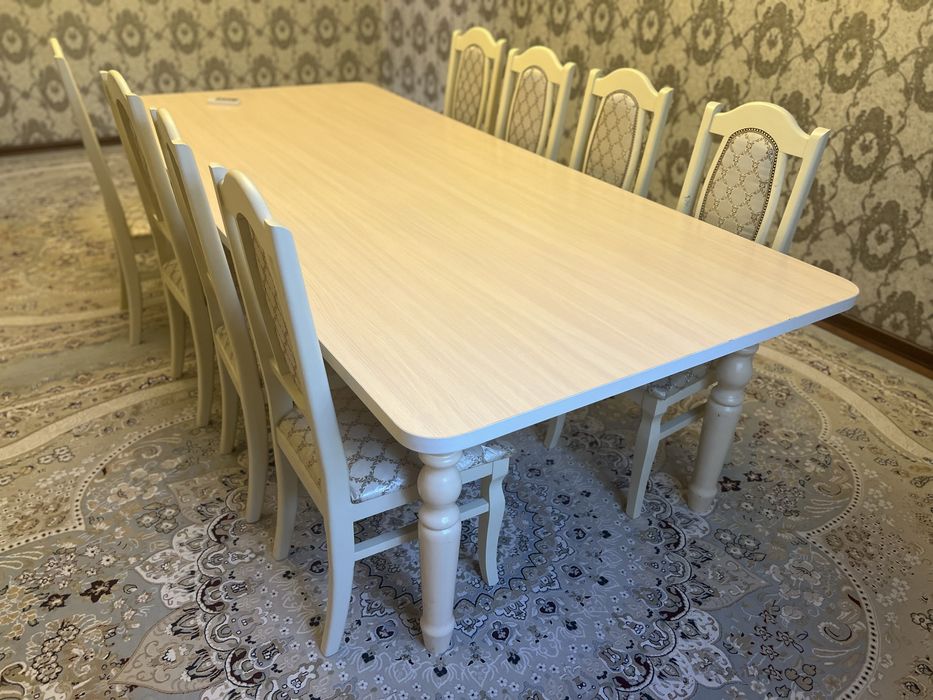 Стол и стулья