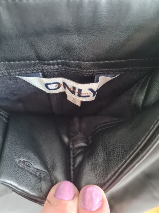 Vand pantaloni de piele noi