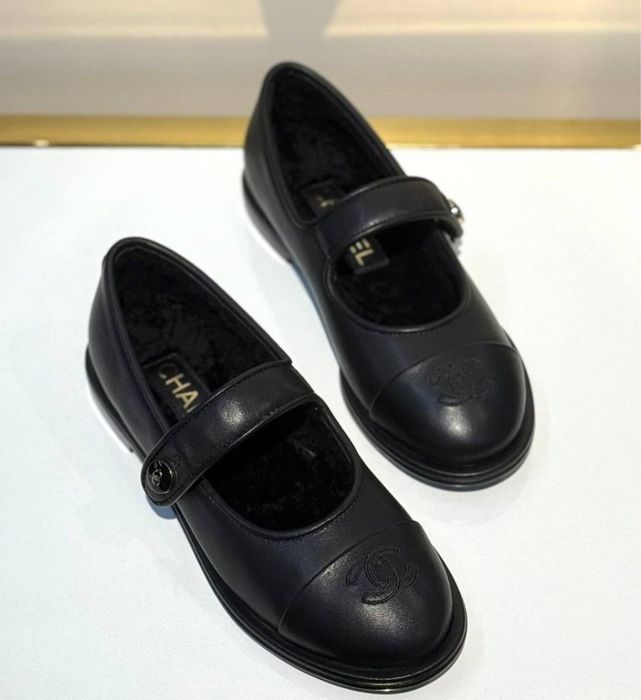 Кожаные черные балетки с мехом Chanel