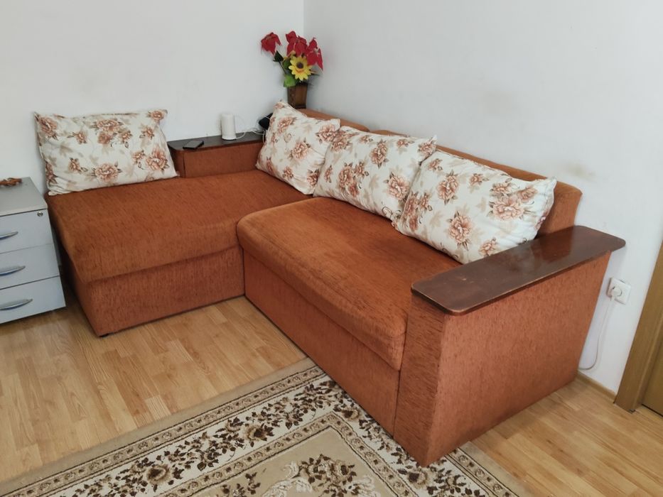 Vând colțar de camera