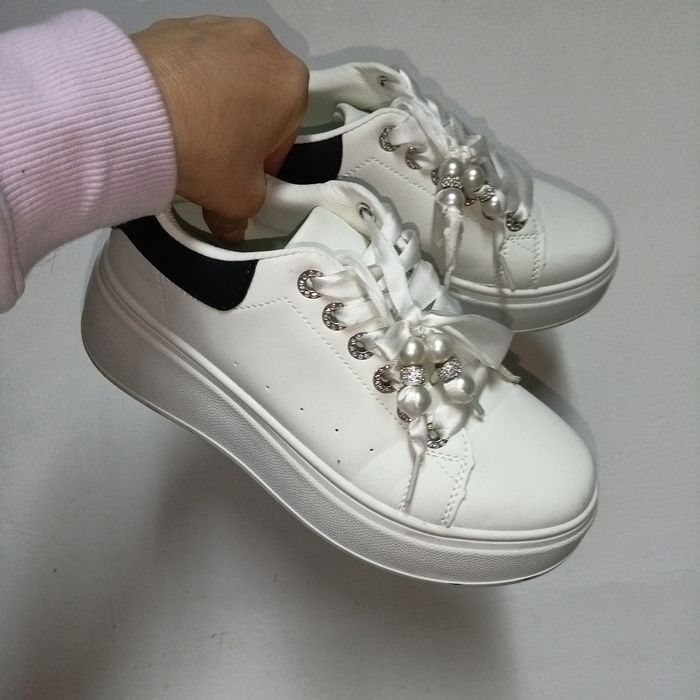 Sneakers Carolie Albi cu Perle și Platformă – Mărimea 37