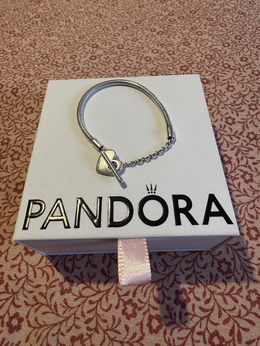 Продавам оригинална гривна “Pandora”.
