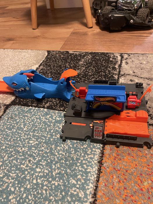 Hot wheels,Хот уйлс писта,камион,играчки