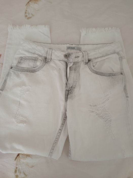 Бели и светло сини дънки на Zara