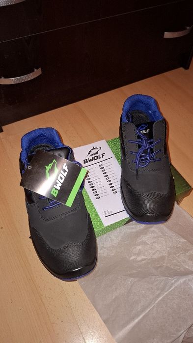 Работви обувки с бомбе