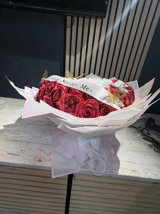 Buchet realizat din 51 trandafiri din satin