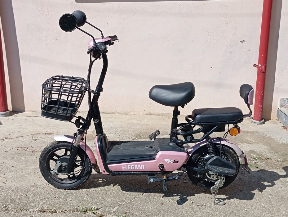 Scuter electric roz,aproape nou