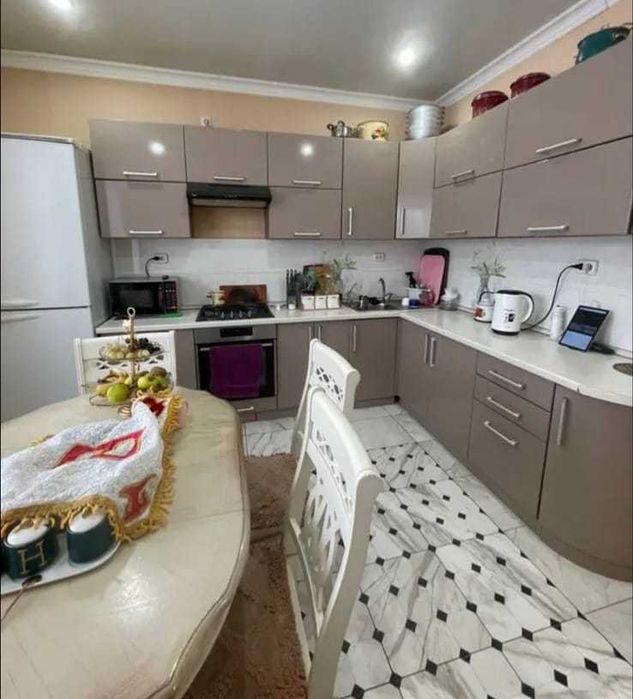 Просторный двухэтажный дом в отличном районе