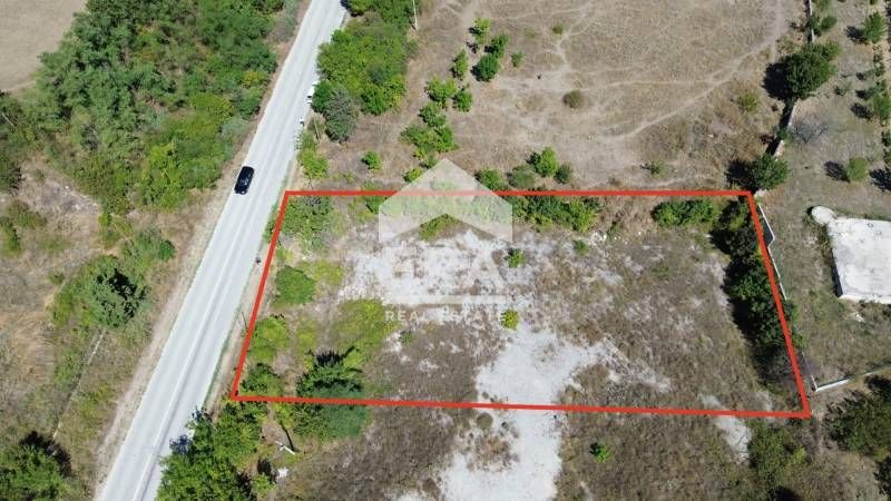 Урегулиран поземлен имот за продажба, с проект за три къщи и лице на г