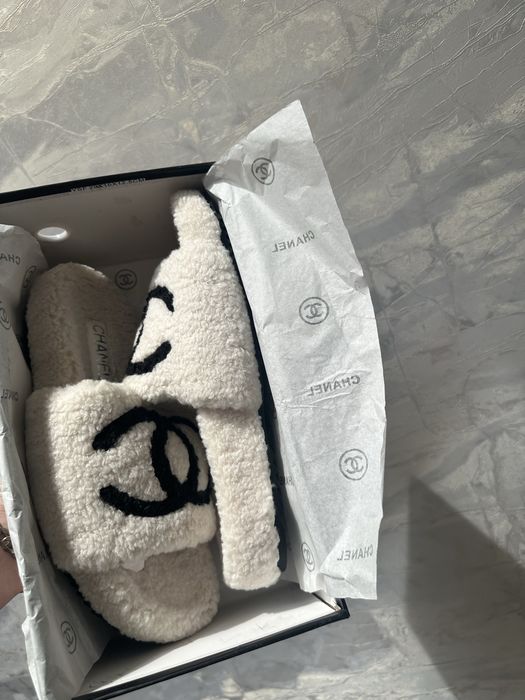 Пушистые тапочки CHANEL