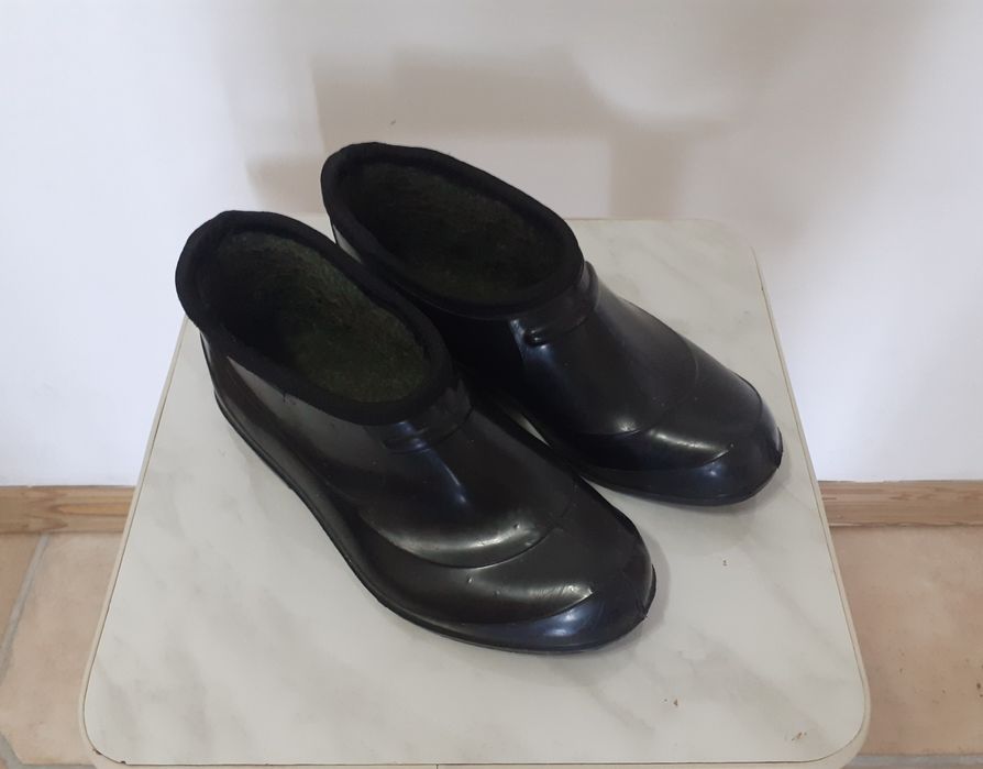Галоши резиновые - 1000 тенге.