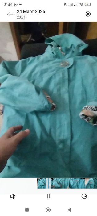 Ветровка с капюшоном..