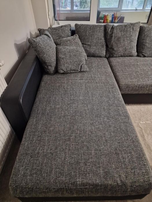 Ъглов диван в сив цвят