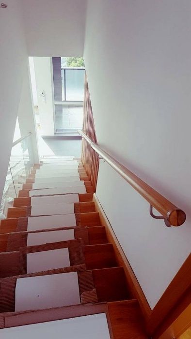 стъклен парапет в комбинация с дърво