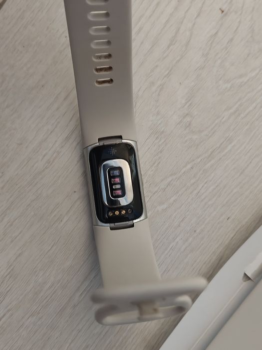 Fitbit charge 6  fitness tracker