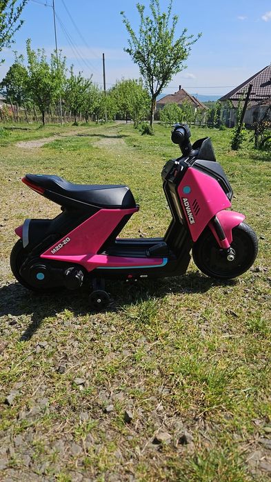 Motocicleta electrica pentru copii.
