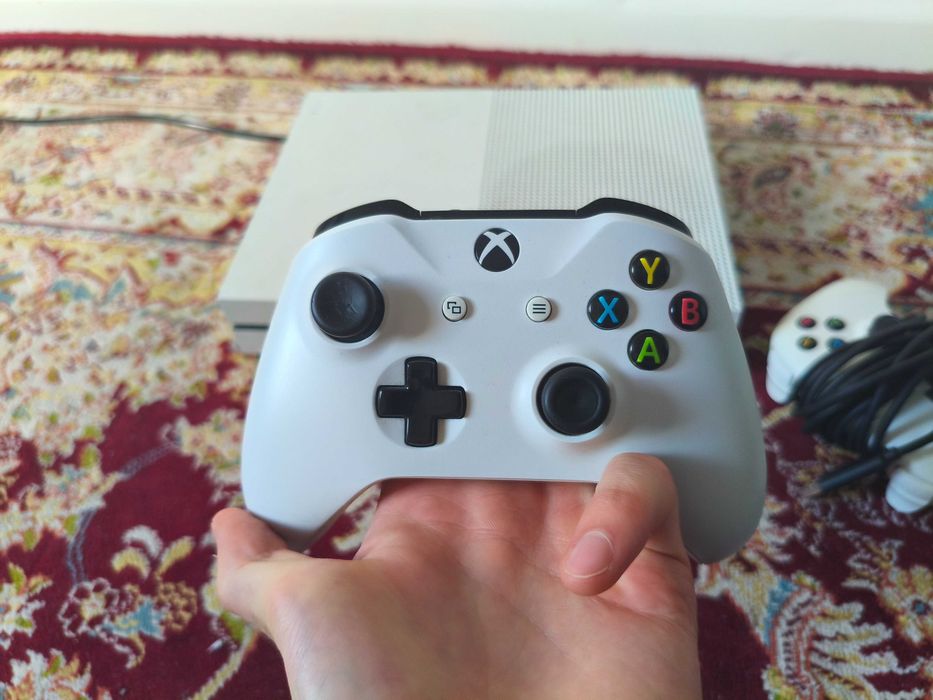 Xbox one S с 2 контроллерами