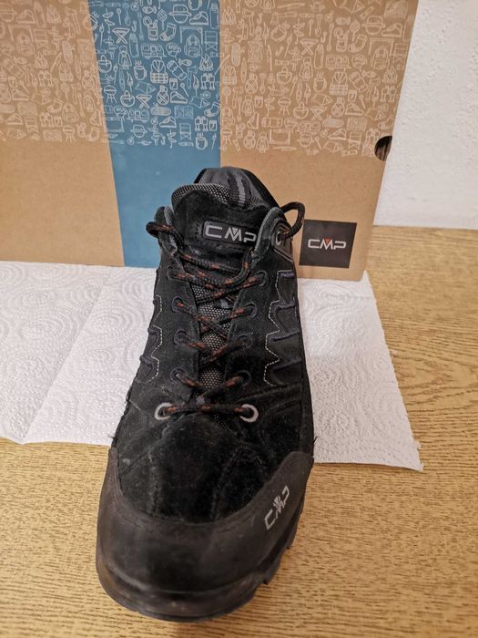 Продавам мъжки туристически обувки CMP