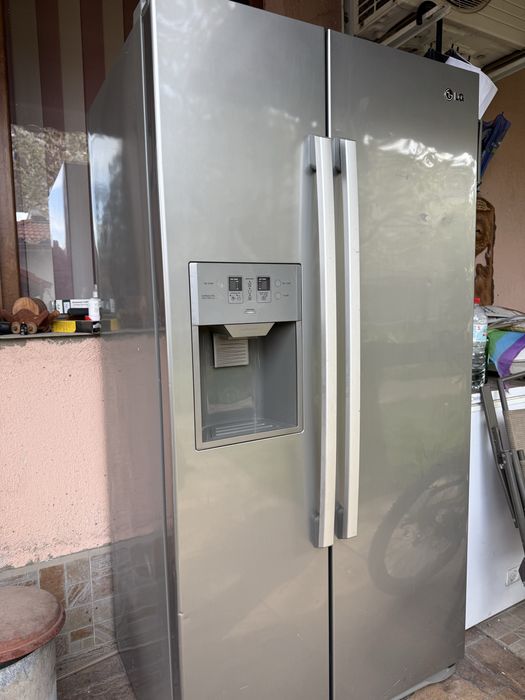 Продавам двокрилен  хладилник с фризер