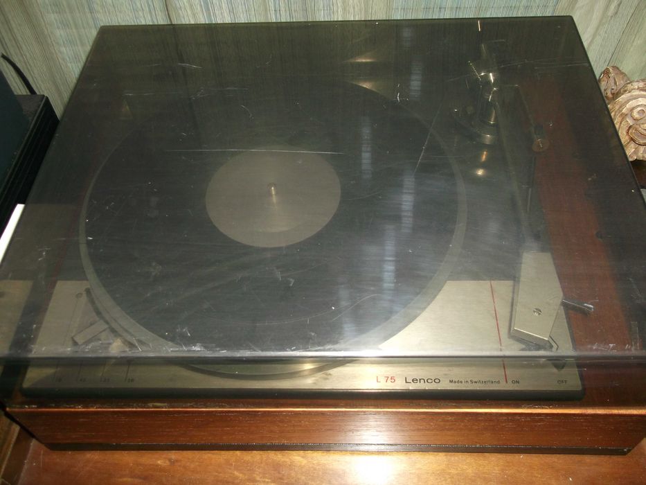 Продавам грамофон Lenco L75