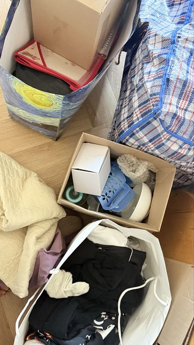 Отдам даром одежду и прочие бытовые вещи