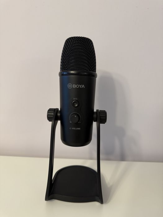 Микрофон Boya BY-PM700 и слушалки за аудиообработка