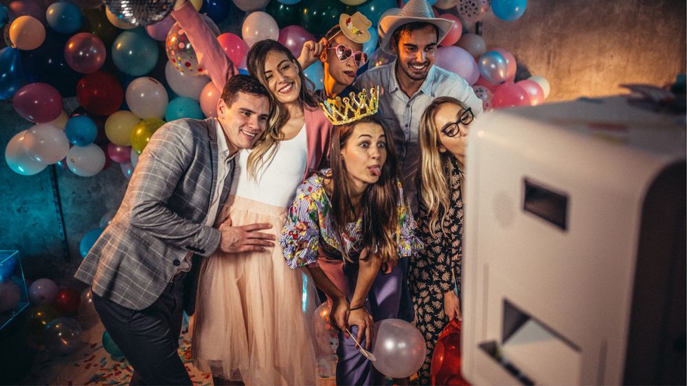 Cabina foto - photo booth - magic mirror pentru orice tip de eveniment