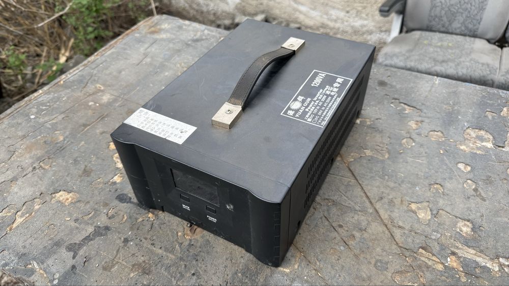 Инвертер продам 12 в / 220 в