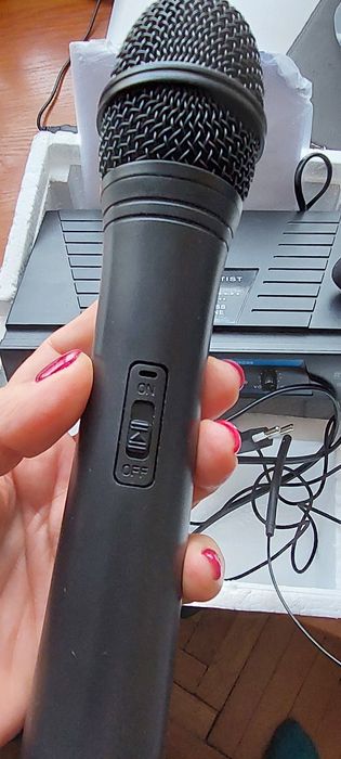 Комплект безжични микрофони с приемник за любителски партита.