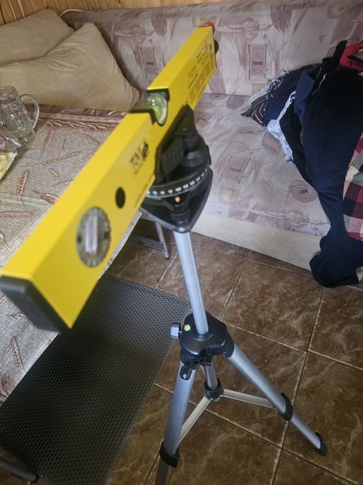 Nivela cu laser si trepied