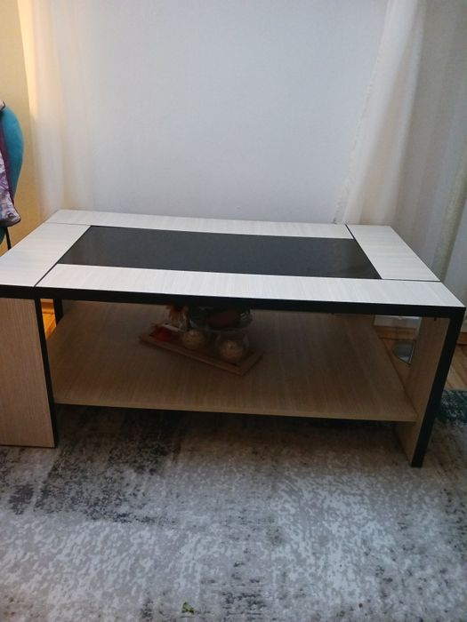 Vând măsuță de cafea din pal cu sticlă, în stare bună.