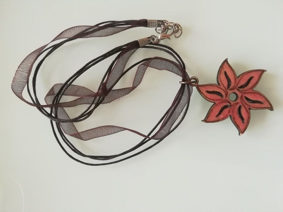 Колиета от дърво и смола