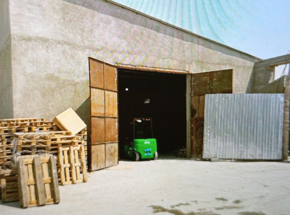 Продаётся 1 га производственная база.