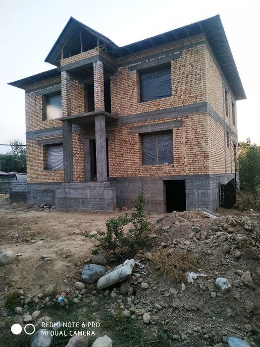 Uy karobka sotiladi srochno Parkent tumani Shampanda Soqoqdan 3,5 k