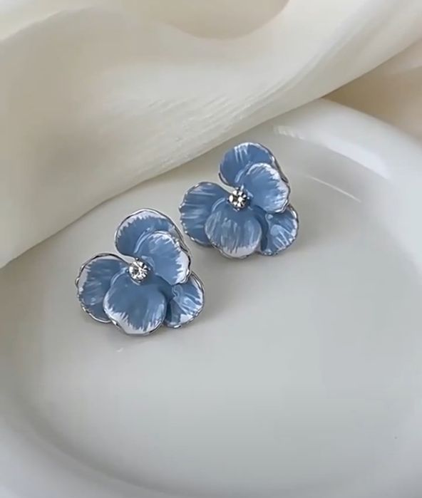 Великолепные сережки в нежно голубом цвете в ракушке