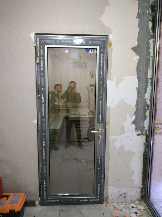 Akfa eshik va romlar va vitraj maskitni setka bor