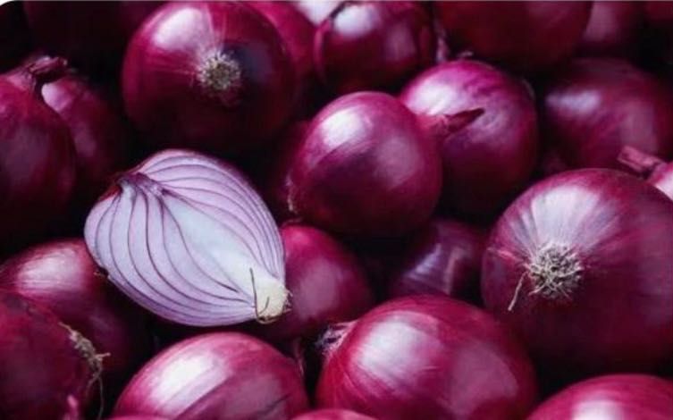 Vînd ceapă roșie rotundǎ, ambalată în plasă de 18 kg.