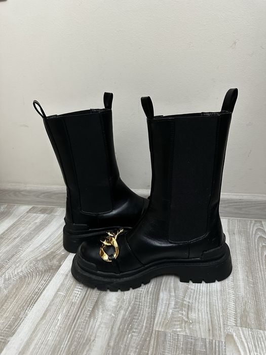 Боти със златиста катарама