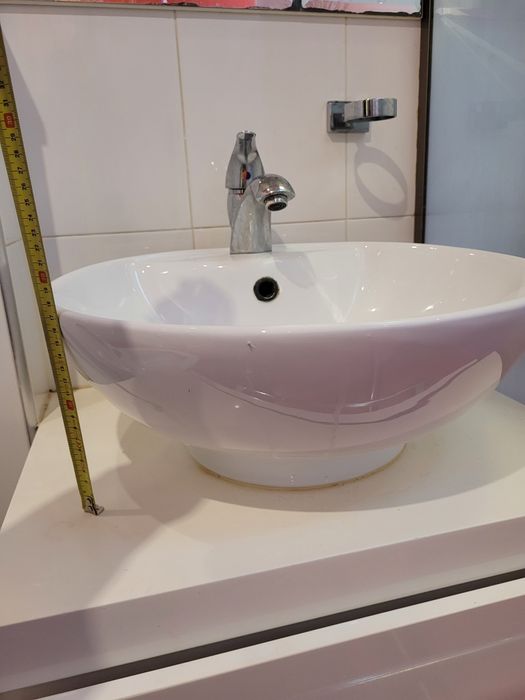 Шкаф с мивка и смесител за баня