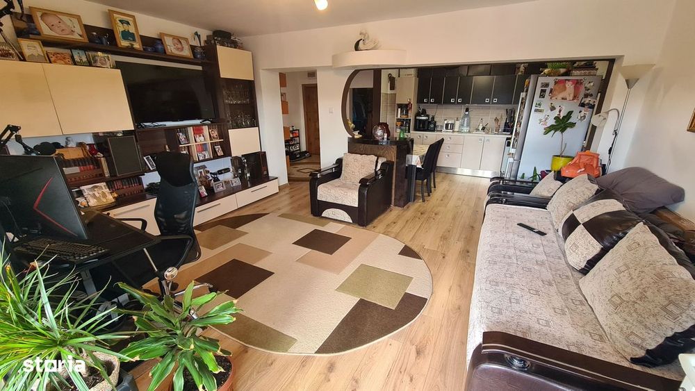 Apartament cu 3 camere de vânzare în Curtea de Argeș.
