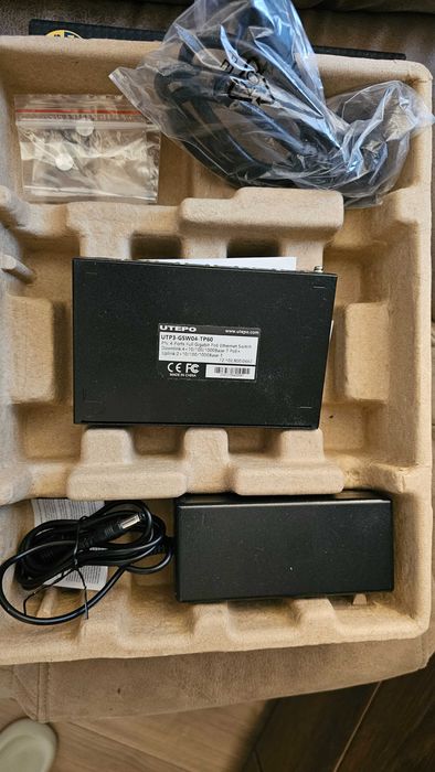 Switch UTEPO POE- 2x uplinl 10/100 nou