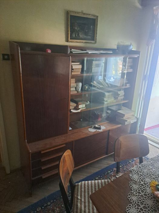 Vind mobilier  ,canapea,fotoliu,masa cu scaune,șifoniere,covoare ,