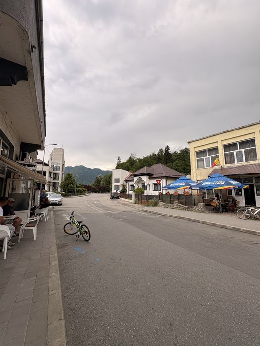 Spațiu comercial de inchiriat - 60 mp - vitrină la stradă - Brezoi