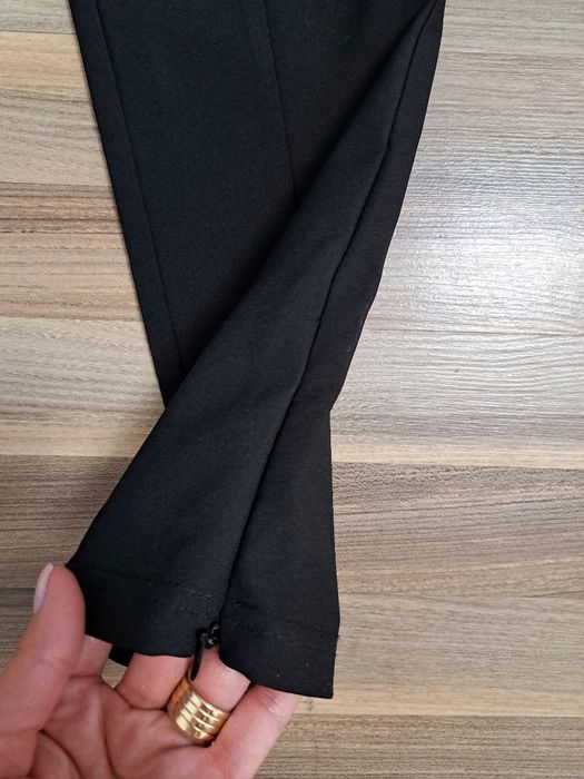 Pantaloni negri. PIECES MARIME L