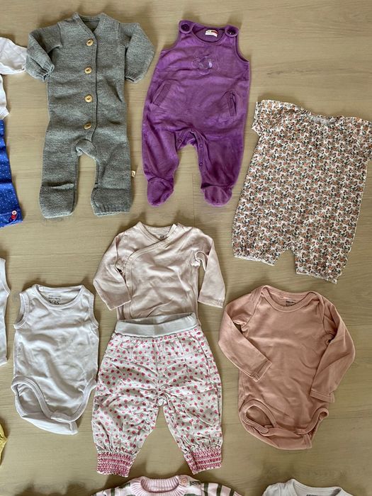 Vand lot haine fetite(2-4 luni) frumoase.